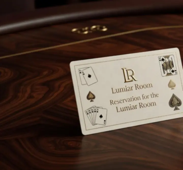 Sfeervolle pokeravond bij Lumiar Room met gereserveerde tafels en warme verlichting
